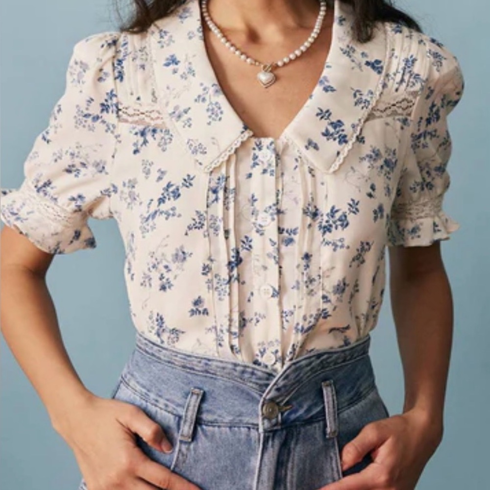 Rihoas vintage inspired floral top with Peter Pan collar. Large